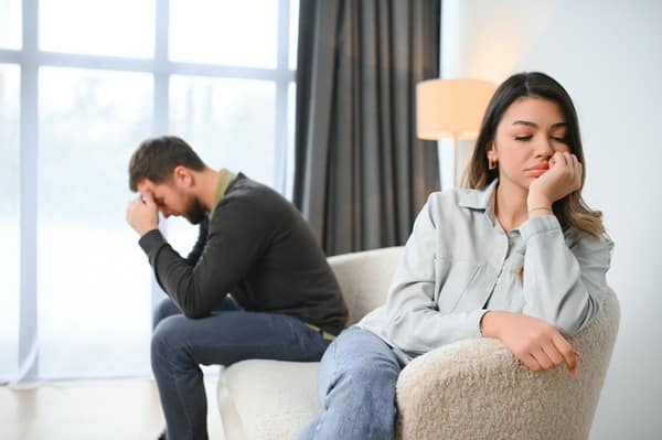 Πώς η δυσαρέσκεια καταστρέφει σιωπηλά τις σχέσεις