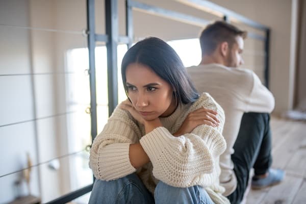 Πώς η δυσαρέσκεια καταστρέφει σιωπηλά τις σχέσεις