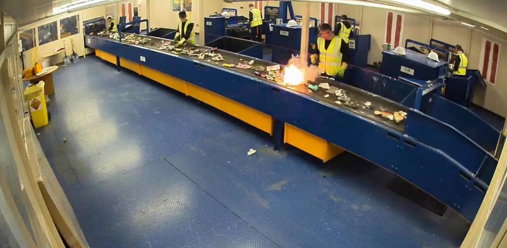 Μια μπαταρία ιόντων λιθίου «πηγαίνει μακριά» σε μια γραμμή ταξινόμησης MRF.